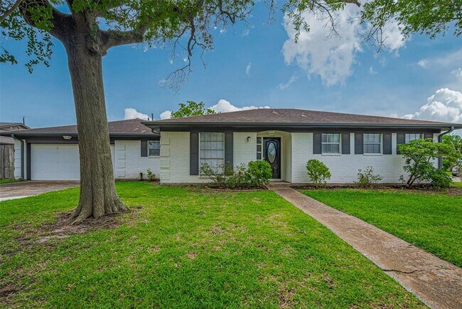 1318 Bellgrove Dr in El Lago, TX - Building Photo - Building Photo