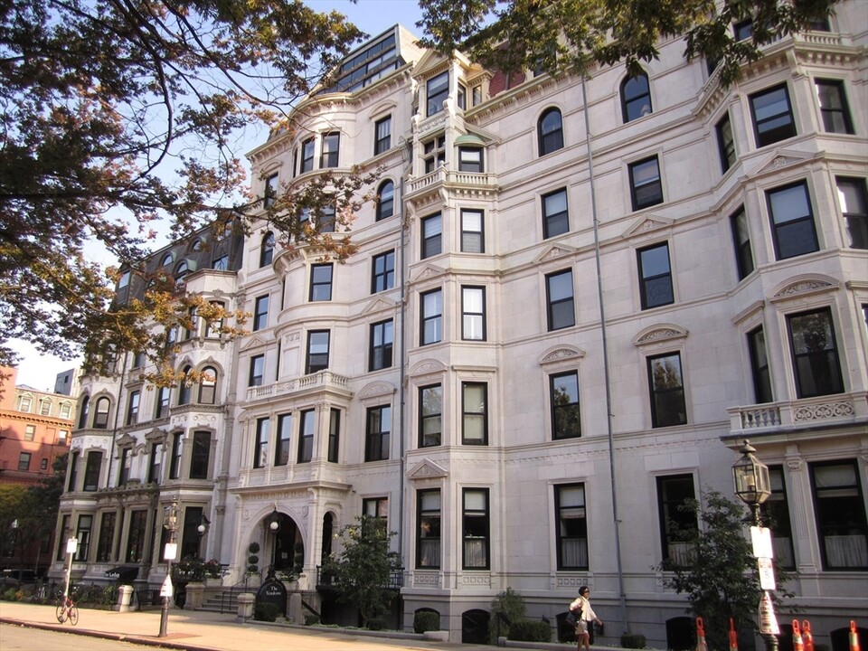 160 Commonwealth Ave in Boston, MA - Building Photo