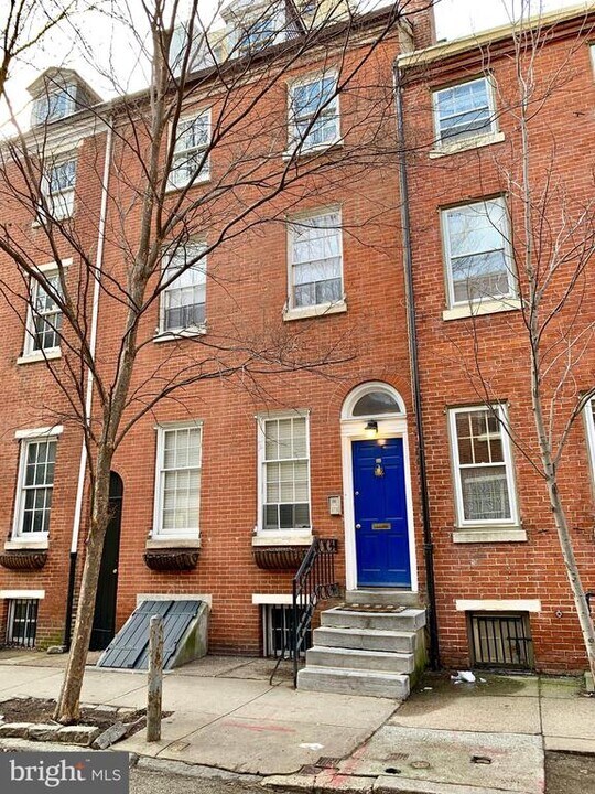 324 S Juniper St in Philadelphia, PA - Building Photo