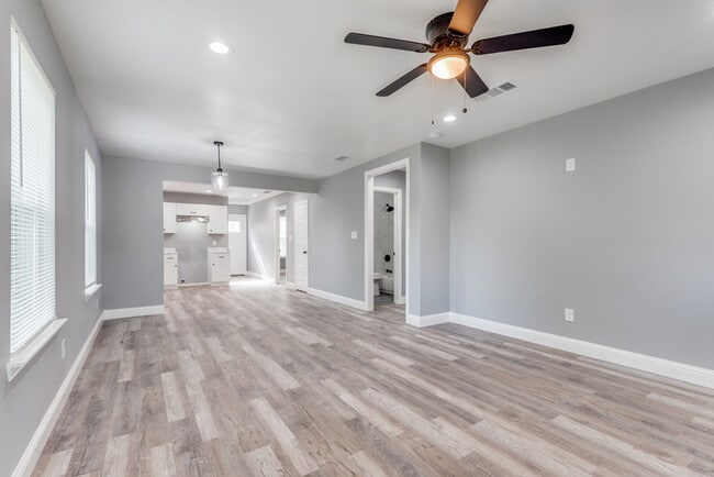 9214 Metz Ave in Dallas, TX - Foto de edificio - Building Photo