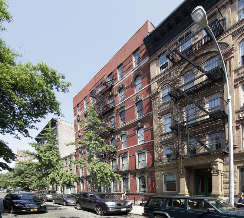 259-261 W 12th St in New York, NY - Building Photo