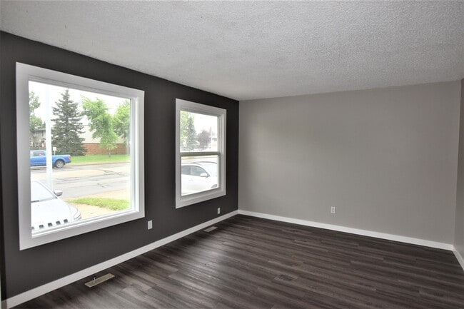 9310 B-93100 100 Ave. in Grande Prairie, AB - Building Photo - Building Photo