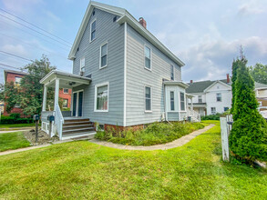 19 Chapel St, Unit 1 in Augusta, ME - Foto de edificio - Building Photo