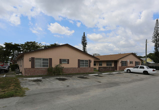 1086 NE 33rd St in Oakland Park, FL - Building Photo - Building Photo