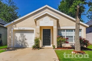 828 Cape Cod Cir in Valrico, FL - Building Photo