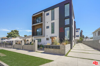 14212 Gilmore St-Unit -ALL in Los Angeles, CA - Foto de edificio - Building Photo