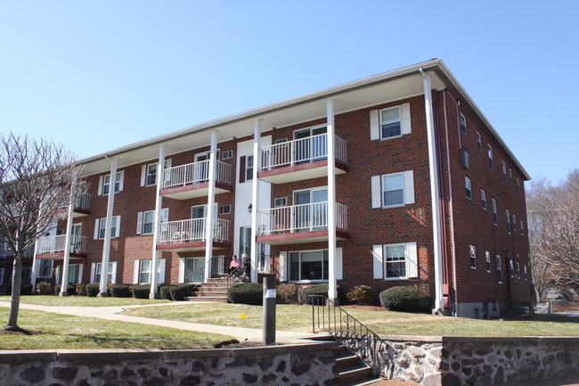 Brattle Drive Apartments in Arlington, MA - Building Photo - Building Photo