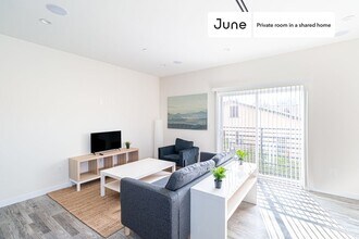 Room in Shared 5 bed/5 bath home, Unit D in Los Angeles, CA - Building Photo - Building Photo