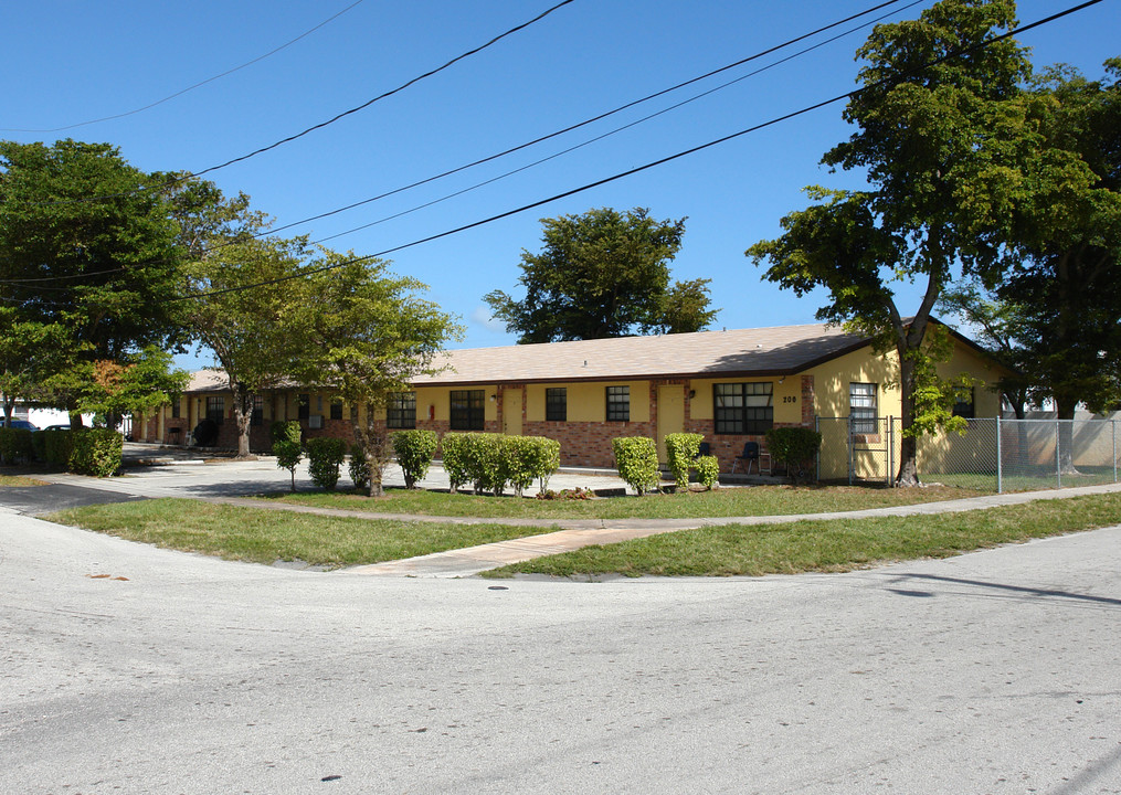 4 Pine Tree in Dania Beach, FL - Building Photo