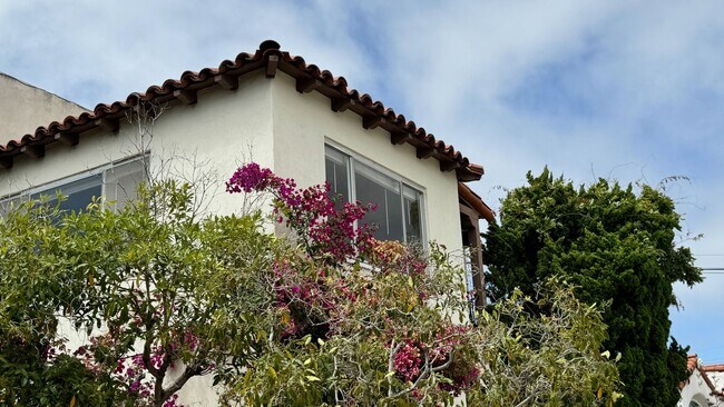 property at 1042-1042 W Redwood St