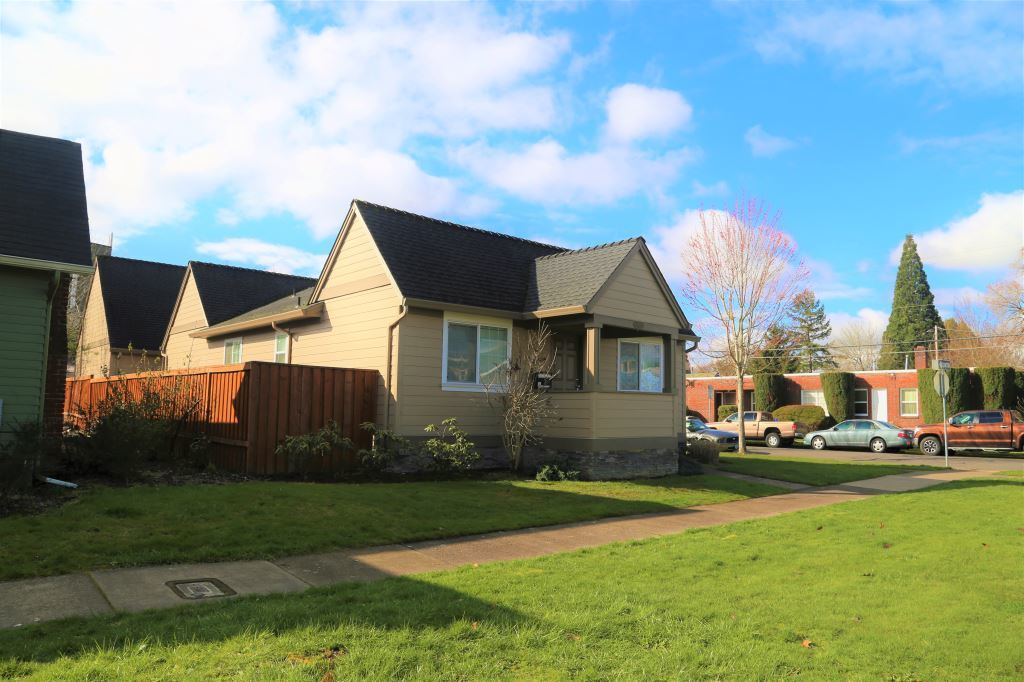 1660 NW Van Buren Ave in Corvallis, OR - Building Photo