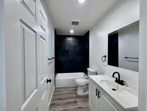 841 1/2 West 64th Street in Los Angeles, CA - Foto de edificio - Building Photo