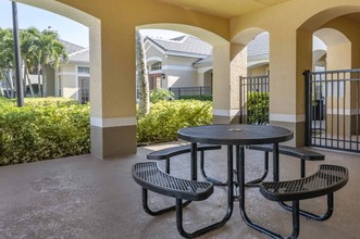 Noah's Landing Apartments in Naples, FL - Foto de edificio - Building Photo