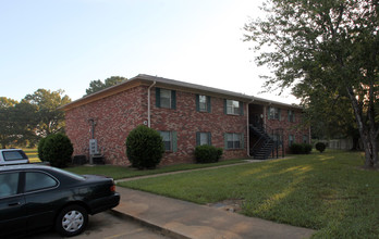 Royal Estates Apartments in Canton, MS - Building Photo - Building Photo