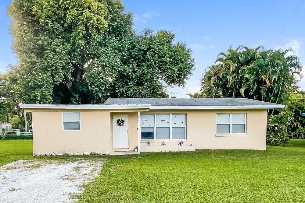 324 Colorado Ave in Ft. Myers, FL - Building Photo