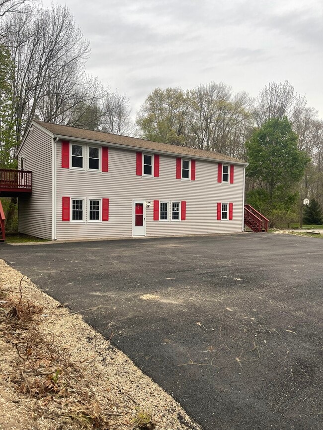 611 Tremont St, Unit 2 right in Taunton, MA - Building Photo - Building Photo