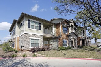 Cypress Creek at Joshua Station Apartment Homes in Joshua, TX - Foto de edificio - Building Photo