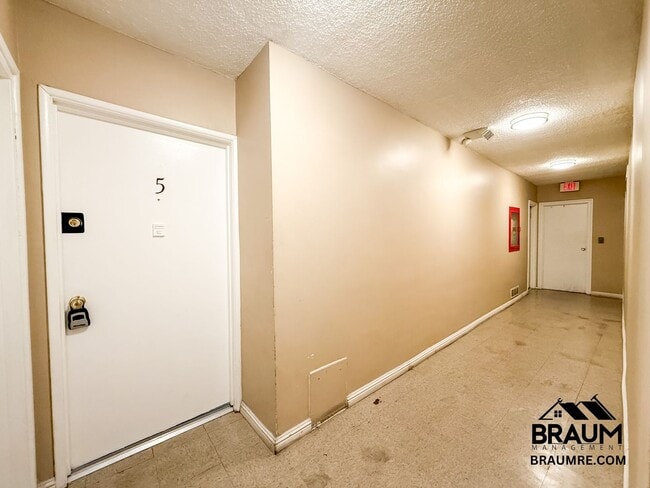 5252 Hermitage Ave in Los Angeles, CA - Building Photo - Building Photo