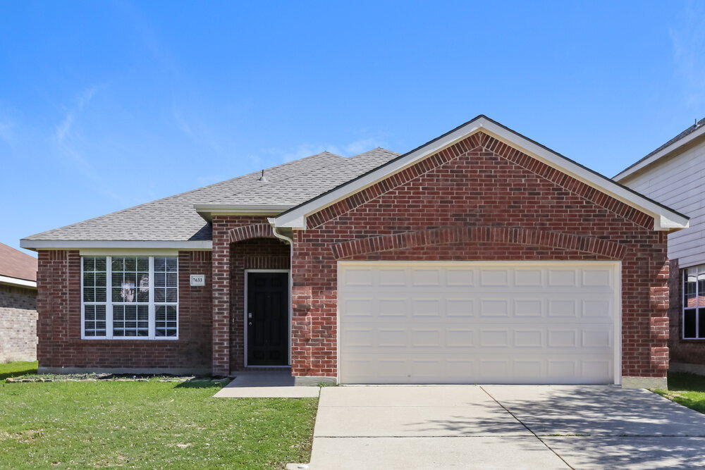 7633 Hollow Forest Dr in Fort Worth, TX - Building Photo