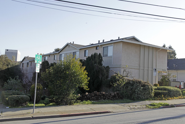 22236 Main St in Hayward, CA - Foto de edificio - Building Photo