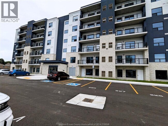 3370 Stella Crescent in Windsor, ON - Building Photo - Building Photo