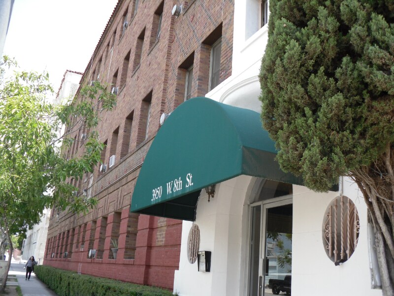 3950 W 8th St, Unit 305 in Los Angeles, CA - Building Photo