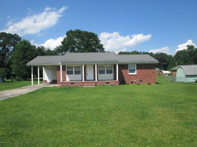 19 Collins Dr in Midway Park, NC - Foto de edificio - Building Photo