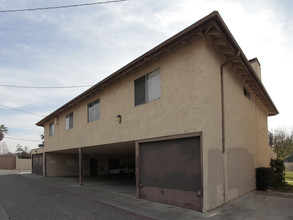 1811 W Crestwood Ln in Anaheim, CA - Building Photo - Building Photo