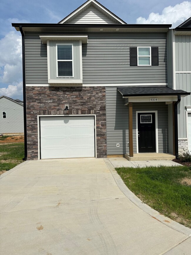 Kingsley Park Townhomes in Fayetteville, NC - Building Photo - Building Photo