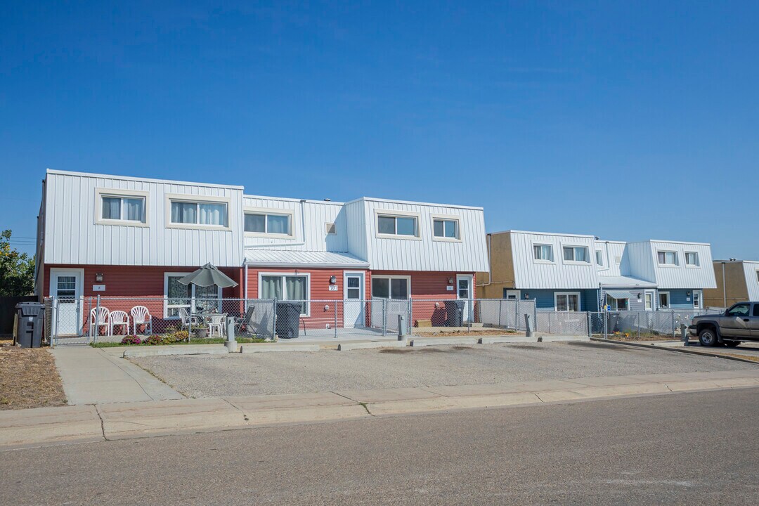 22 20 Hunts Dr in Drumheller, AB - Building Photo