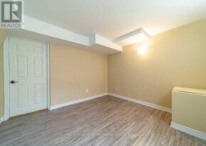 1036 Yates Dr in Milton, ON - Building Photo