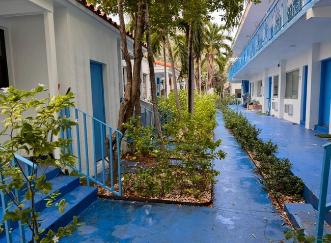 7725 Byron Ave in Miami, FL - Foto de edificio - Building Photo