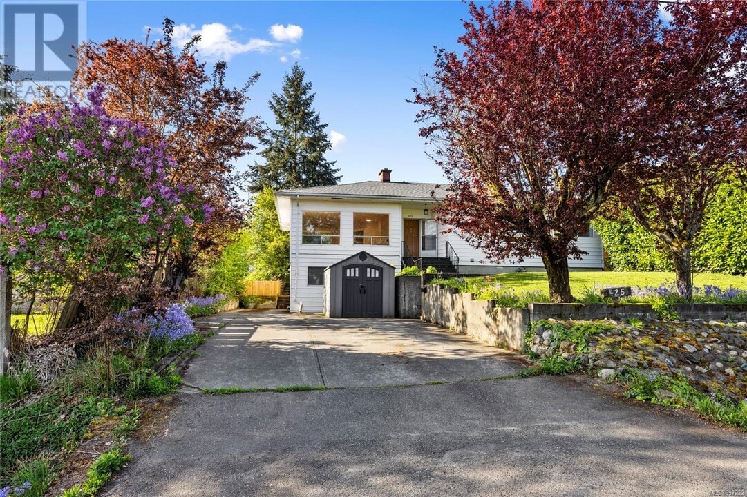 425 Wharton St in Nanaimo, BC - Building Photo
