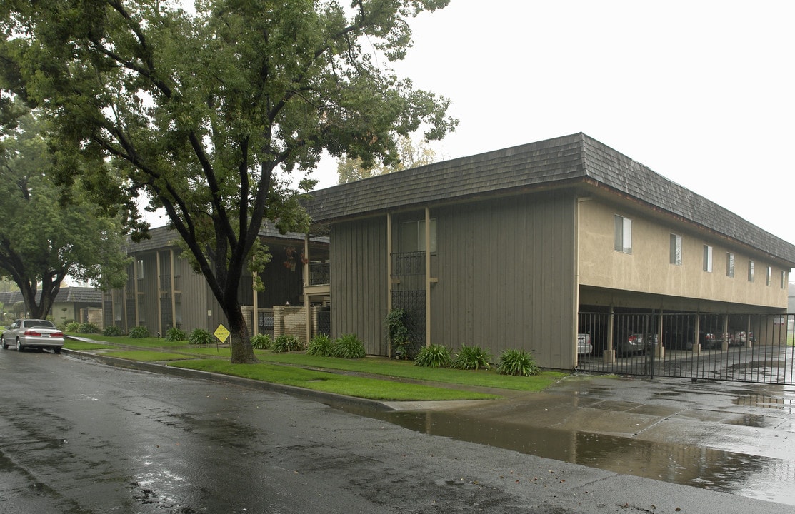 Casa Del Mar Apartments in Fresno, CA - Building Photo