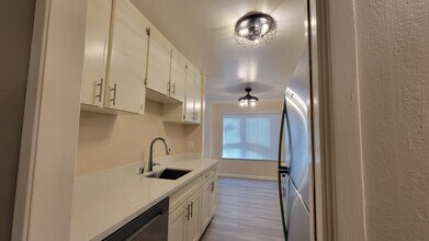 100 E Middlefield Rd in Mountain View, CA - Building Photo - Building Photo