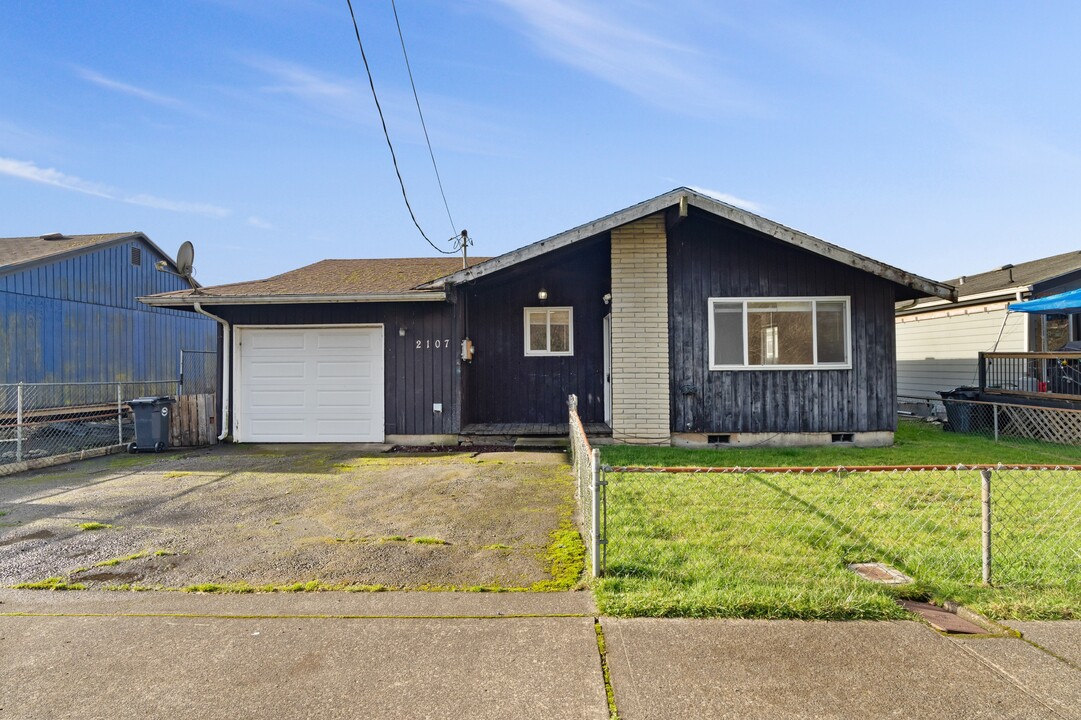 2107 Broadway Ave in Hoquiam, WA - Building Photo