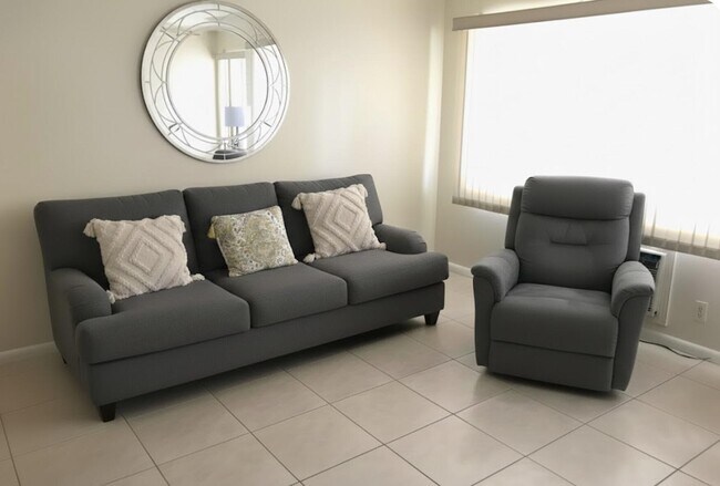 42 Canterbury E in West Palm Beach, FL - Building Photo - Building Photo