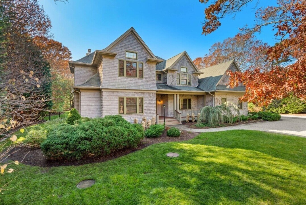 19 Arbutus Rd in Quogue, NY - Building Photo