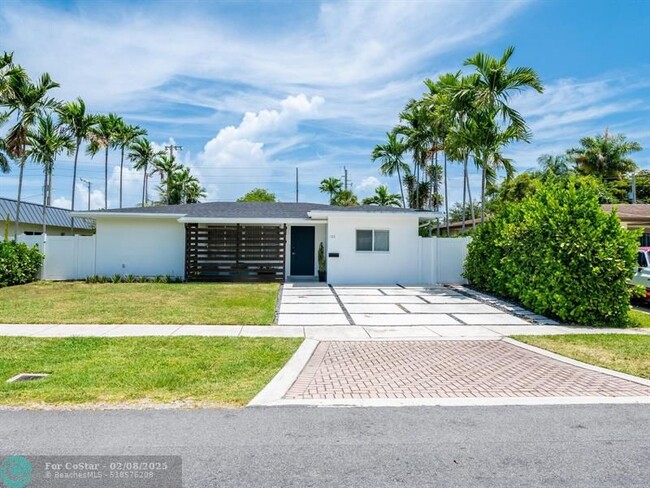 122 NE 2nd Ave in Dania Beach, FL - Building Photo - Building Photo