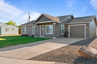 1325 Shaw St in Moses Lake, WA - Foto de edificio - Building Photo