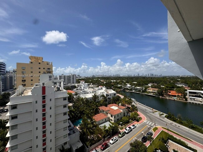 3200 Collins Ave in Miami Beach, FL - Building Photo - Building Photo