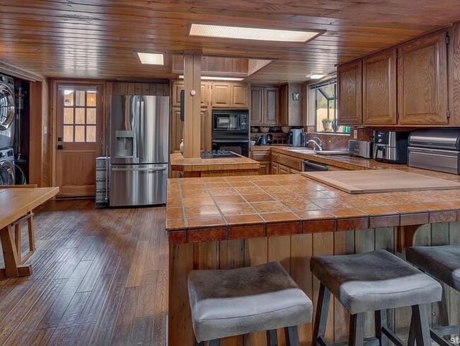 1858 Narragansett Cir in South Lake Tahoe, CA - Building Photo - Building Photo