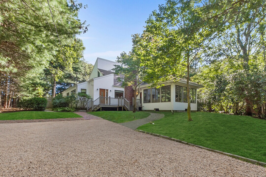 120 Springy Banks Rd in East Hampton, NY - Building Photo