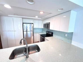 400 South Pointe Dr in Miami Beach, FL - Building Photo - Building Photo