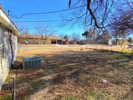 939 E 9th Ave in Hutchinson, KS - Building Photo