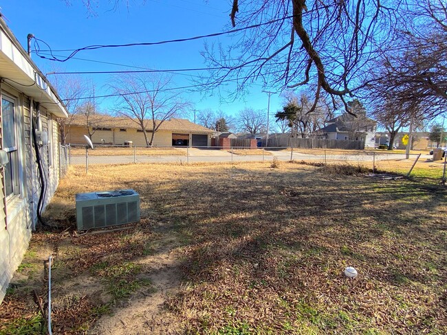 939 E 9th Ave in Hutchinson, KS - Building Photo - Building Photo