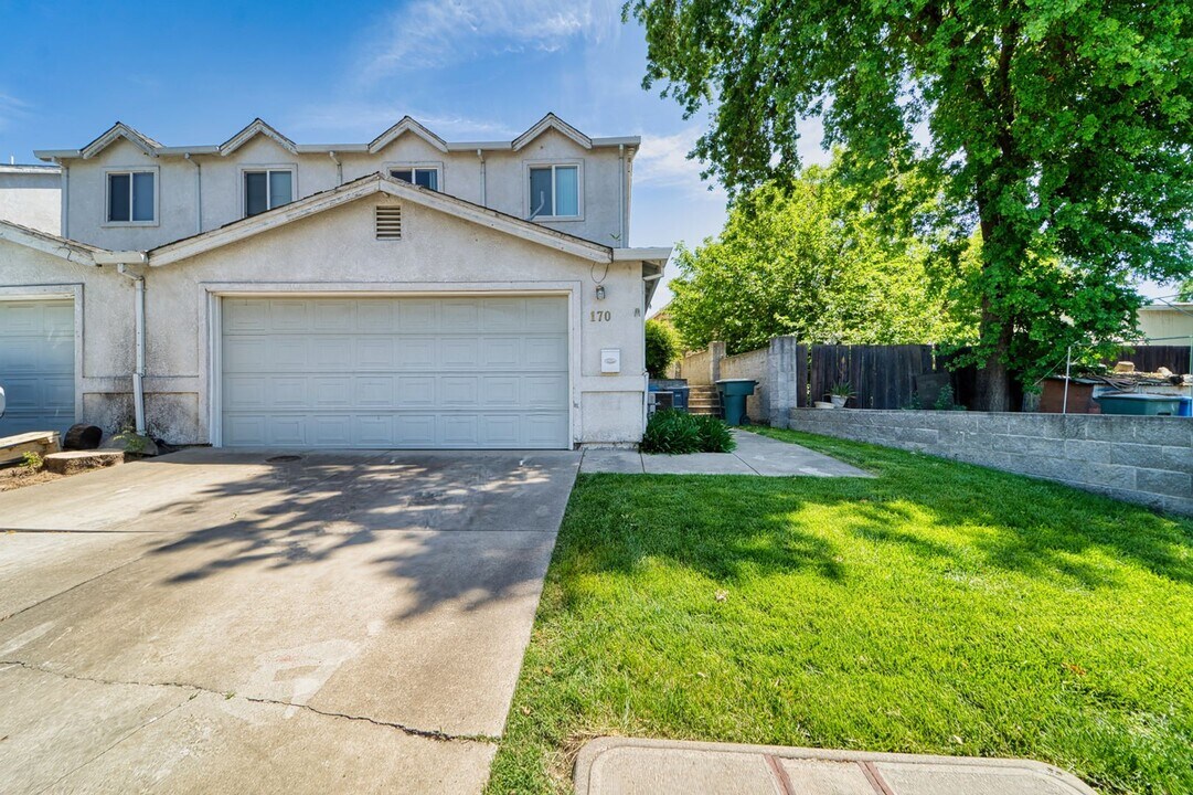168-170 Dorman Ave in Yuba City, CA - Building Photo