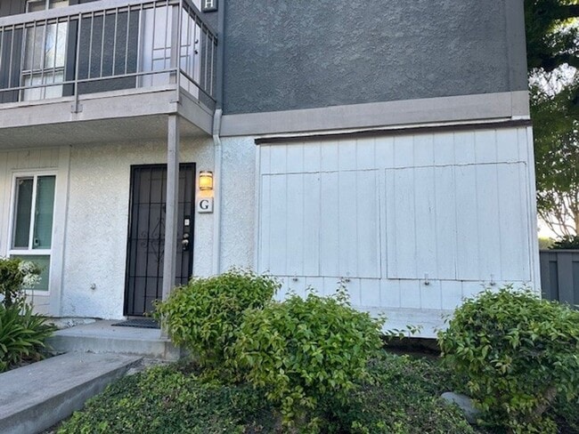 property at 2839 S Fairview St