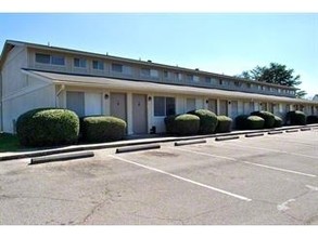 Glenfair Apartments in Fairfield, AL - Building Photo - Building Photo