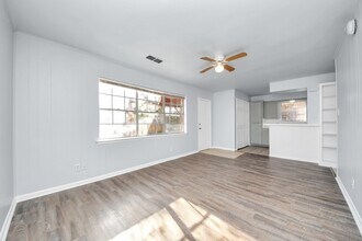 7123 S Gessner Rd in Houston, TX - Building Photo - Building Photo